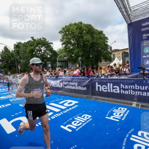 29.06.2025 - hella hamburg halbmarathon Zöllner http://msf.ph/oto/8401835 29.06.2025 10:37:48 Ziel 1505, 1615, 2196, 2404, 9171, 13148, 13595, 14934, 18276, 18277 meine-sportfotos.de