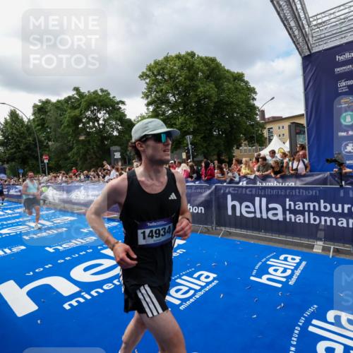 29.06.2025 - hella hamburg halbmarathon Zöllner http://msf.ph/oto/8401845 29.06.2025 10:37:48 Ziel 1505, 1615, 2196, 2404, 9171, 13148, 13595, 14934, 18276, 18277 meine-sportfotos.de