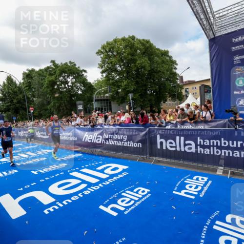 29.06.2025 - hella hamburg halbmarathon Zöllner http://msf.ph/oto/8401882 29.06.2025 10:37:50 Ziel 1505, 1615, 2196, 2404, 9171, 13148, 13595, 18276, 18277 meine-sportfotos.de