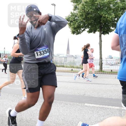 29.06.2025 - hella hamburg halbmarathon Lena Gebhardt http://msf.ph/oto/8401896 29.06.2025 10:58:12 Lombardsbrücke 797, 13358, 1001, 1388, 1845, 2015, 2043, 2169, 2273, 2275, 2451, 2567, 2900, 3540, 3644, 3868, 3936, 4059, 4117, 4429, 5104, 5159, 5655, 5676, 5782, 5988, 6316, 6337, 6825, 7193, 7262, 7556, 7617, 7664, 7783, 7977, 7990, 8076, 8159, 8439, 8440, 8441, 8442, 8474, 8512, 8713, 8773, 8888, 9123, 9180, 9239, 9319, 9394, 9398, 9436, 9481, 9613, 9636, 9832, 10498 meine-sportfotos.de