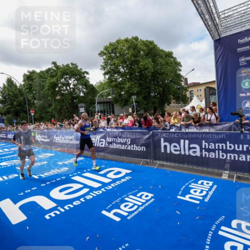 29.06.2025 - hella hamburg halbmarathon Zöllner http://msf.ph/oto/8401914 29.06.2025 10:37:51 Ziel 1615, 2196, 2404, 9171, 13148, 13595, 18276, 18277, 18529 meine-sportfotos.de