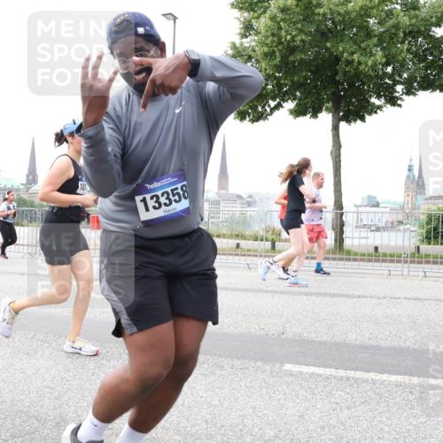 29.06.2025 - hella hamburg halbmarathon Lena Gebhardt http://msf.ph/oto/8401928 29.06.2025 10:58:12 Lombardsbrücke 181, 13358, 1001, 1388, 1845, 2015, 2043, 2169, 2273, 2275, 2451, 2567, 2900, 3540, 3644, 3868, 3936, 4059, 4117, 4429, 5104, 5159, 5655, 5676, 5782, 5988, 6316, 6337, 6825, 7193, 7262, 7556, 7617, 7664, 7783, 7977, 7990, 8076, 8159, 8439, 8440, 8441, 8442, 8474, 8512, 8713, 8773, 8888, 9123, 9180, 9239, 9319, 9394, 9398, 9436, 9481, 9613, 9636, 9832, 10498 meine-sportfotos.de