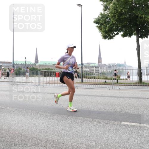 29.06.2025 - hella hamburg halbmarathon Lena Gebhardt http://msf.ph/oto/8401939 29.06.2025 10:50:03 Lombardsbrücke 5552, 12124, 1040, 1041, 1487, 1511, 1888, 2212, 2466, 2862, 2997, 3701, 3710, 3805, 3897, 4090, 4168, 4870, 5076, 5119, 5552, 5694, 5749, 5751, 5997, 6680, 6694, 6830, 7305, 7339, 7366, 7679, 7721, 7722, 7755, 8065, 8254, 9015, 9162, 9605, 9940, 10060, 10286, 10403, 10617, 10683, 10704, 11030, 11426, 11696, 11716, 11760, 12079, 12124, 12388, 13127, 13128, 13309, 13381, 13744, 13764, 13846, 14144, 14505, 14545, 14692, 14940, 15626 meine-sportfotos.de