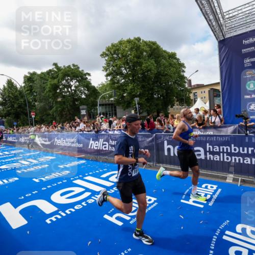 29.06.2025 - hella hamburg halbmarathon Zöllner http://msf.ph/oto/8401953 29.06.2025 10:37:52 Ziel 1615, 2196, 2404, 9171, 13148, 13595, 18103, 18276, 18277, 18529 meine-sportfotos.de