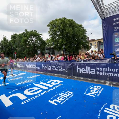 29.06.2025 - hella hamburg halbmarathon Zöllner http://msf.ph/oto/8401978 29.06.2025 10:37:53 Ziel 1615, 2196, 2404, 9171, 13148, 18103, 18276, 18277, 18529 meine-sportfotos.de