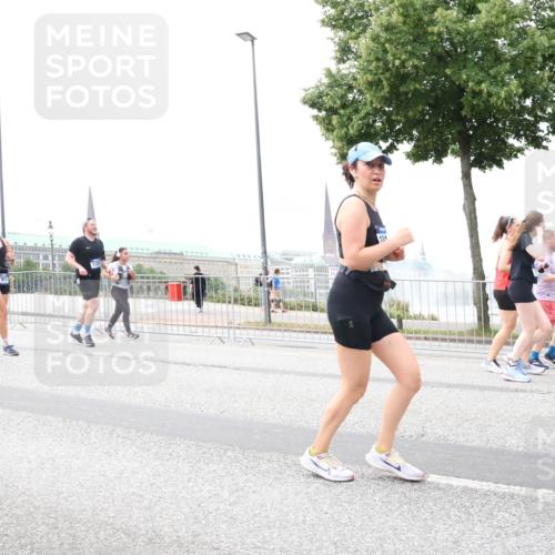 29.06.2025 - hella hamburg halbmarathon Lena Gebhardt http://msf.ph/oto/8401986 29.06.2025 10:58:13 Lombardsbrücke 509, 1001, 1388, 1845, 2015, 2043, 2169, 2273, 2275, 2451, 2900, 3540, 3644, 3868, 3936, 4059, 4117, 4429, 5104, 5159, 5655, 5676, 5782, 5988, 6316, 6337, 6825, 7193, 7262, 7556, 7617, 7664, 7783, 7977, 7990, 8076, 8159, 8439, 8440, 8441, 8442, 8474, 8512, 8713, 8773, 8888, 9123, 9180, 9239, 9319, 9394, 9398, 9436, 9481, 9613, 9636, 9832, 10498 meine-sportfotos.de