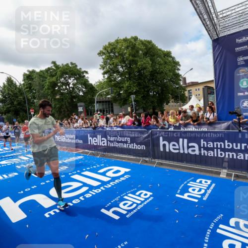 29.06.2025 - hella hamburg halbmarathon Zöllner http://msf.ph/oto/8402001 29.06.2025 10:37:53 Ziel 1615, 2196, 2404, 9171, 13148, 18103, 18276, 18277, 18529 meine-sportfotos.de