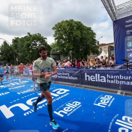 29.06.2025 - hella hamburg halbmarathon Zöllner http://msf.ph/oto/8402010 29.06.2025 10:37:54 Ziel 2196, 2404, 3480, 9171, 13148, 18103, 18276, 18277, 18529 meine-sportfotos.de