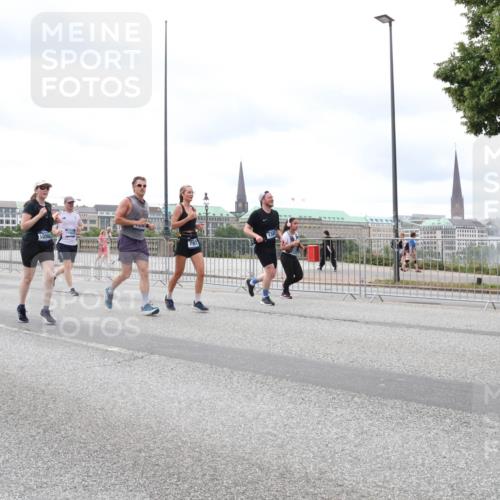 29.06.2025 - hella hamburg halbmarathon Lena Gebhardt http://msf.ph/oto/8402017 29.06.2025 10:58:13 Lombardsbrücke 32, 10560, 138, 1001, 1388, 1845, 2015, 2043, 2169, 2273, 2275, 2451, 2900, 3540, 3644, 3868, 3936, 4059, 4117, 4429, 5104, 5159, 5655, 5676, 5782, 5988, 6316, 6337, 6825, 7193, 7262, 7556, 7617, 7664, 7783, 7977, 7990, 8076, 8159, 8439, 8440, 8441, 8442, 8474, 8512, 8713, 8773, 8888, 9123, 9180, 9239, 9319, 9394, 9398, 9436, 9481, 9613, 9636, 9832, 10498 meine-sportfotos.de