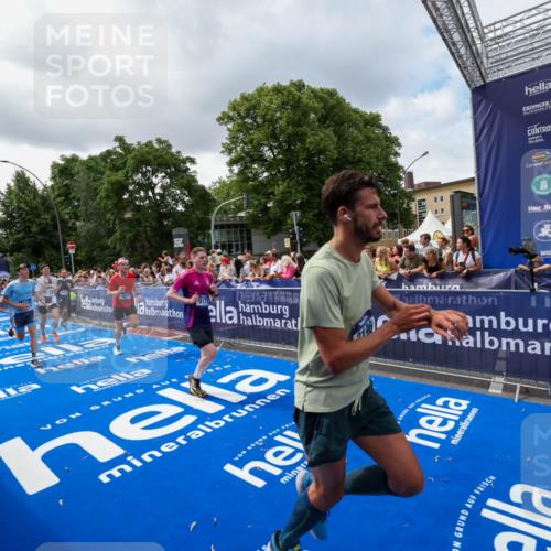 29.06.2025 - hella hamburg halbmarathon Zöllner http://msf.ph/oto/8402025 29.06.2025 10:37:54 Ziel 2196, 2404, 3480, 9171, 13148, 18103, 18276, 18277, 18529 meine-sportfotos.de