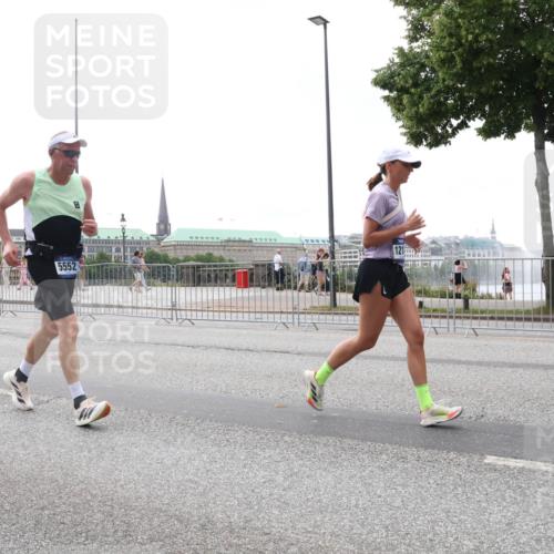 29.06.2025 - hella hamburg halbmarathon Lena Gebhardt http://msf.ph/oto/8402030 29.06.2025 10:50:04 Lombardsbrücke 5552, 121, 1040, 1041, 1487, 1511, 1888, 2212, 2466, 2862, 2997, 3203, 3701, 3710, 3805, 3897, 4090, 4168, 4870, 5076, 5119, 5552, 5694, 5749, 5751, 5997, 6680, 6694, 6830, 7305, 7339, 7366, 7679, 7721, 7722, 7755, 8065, 8254, 9015, 9162, 9605, 9940, 10060, 10286, 10403, 10617, 10683, 10704, 11030, 11426, 11696, 11716, 11760, 12079, 12124, 12388, 13127, 13128, 13309, 13381, 13744, 13764, 13846, 13887, 14144, 14505, 14545, 14692, 14940, 15626 meine-sportfotos.de