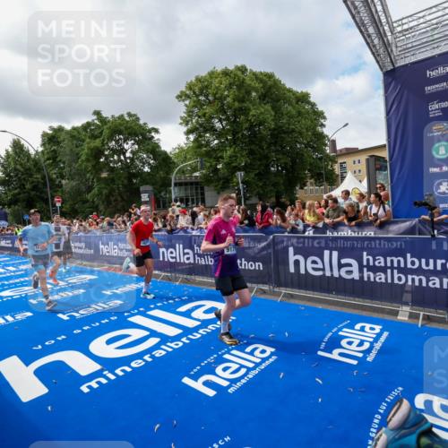 29.06.2025 - hella hamburg halbmarathon Zöllner http://msf.ph/oto/8402044 29.06.2025 10:37:54 Ziel 2196, 2404, 3480, 9171, 13148, 18103, 18276, 18277, 18529 meine-sportfotos.de
