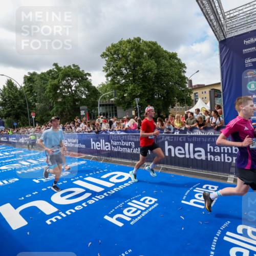 29.06.2025 - hella hamburg halbmarathon Zöllner http://msf.ph/oto/8402084 29.06.2025 10:37:55 Ziel 2196, 2404, 3480, 3530, 9171, 13148, 18103, 18276, 18277, 18529 meine-sportfotos.de