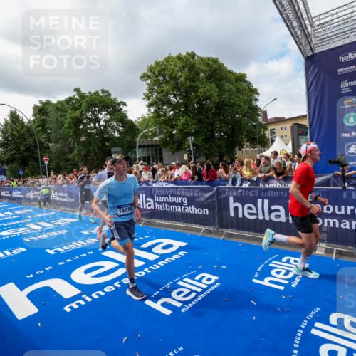 29.06.2025 - hella hamburg halbmarathon Zöllner http://msf.ph/oto/8402102 29.06.2025 10:37:55 Ziel 2196, 2404, 3480, 3530, 9171, 13148, 18103, 18276, 18277, 18529 meine-sportfotos.de