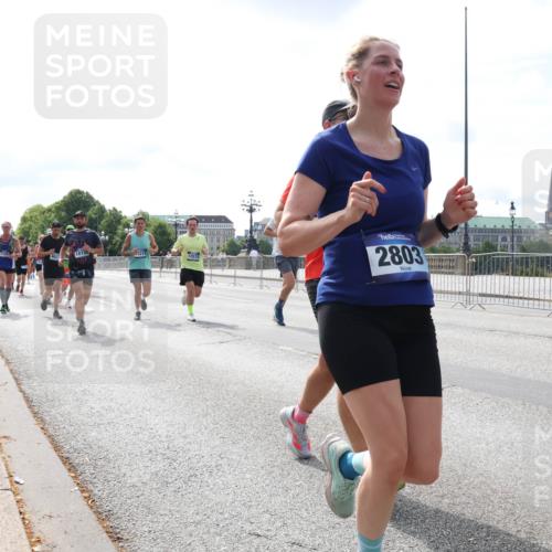 29.06.2025 - hella hamburg halbmarathon Lena Gebhardt http://msf.ph/oto/8402107 29.06.2025 10:16:17 Lombardsbrücke 18735, 3215, 12572, 2803, 1156, 1212, 1244, 1308, 1599, 1651, 2071, 2076, 2165, 2436, 2803, 2835, 3030, 3134, 3156, 3167, 3484, 3648, 3687, 4478, 4583, 4637, 4828, 5046, 5294, 5423, 6024, 6488, 7158, 7358, 7753, 7897, 7941, 7942, 8169, 8274, 8295, 8554, 8597, 8645, 8707, 8746, 8847, 8885, 9601, 9628, 9675, 9784, 9802, 9810, 9881, 10076, 10107, 10139, 10141, 10183, 10292, 10608, 10844, 10990, 11113, 11303, 11344, 11345, 11478, 11774, 11783, 11818, 12427 meine-sportfotos.de