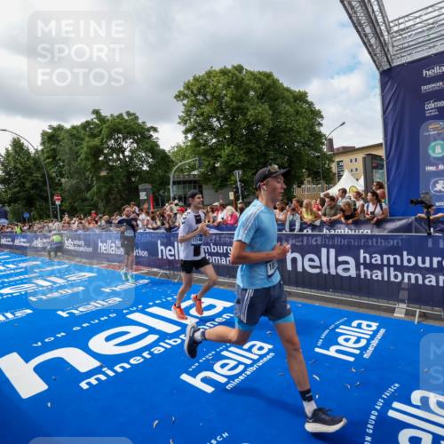 29.06.2025 - hella hamburg halbmarathon Zöllner http://msf.ph/oto/8402118 29.06.2025 10:37:55 Ziel 2196, 2404, 3480, 3530, 9171, 13148, 18103, 18276, 18277, 18529 meine-sportfotos.de