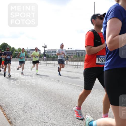 29.06.2025 - hella hamburg halbmarathon Lena Gebhardt http://msf.ph/oto/8402149 29.06.2025 10:16:17 Lombardsbrücke 4637, 18735, 2215, 1029, 28, 1156, 1212, 1244, 1308, 1599, 1651, 2071, 2076, 2165, 2436, 2803, 2835, 3030, 3134, 3156, 3167, 3484, 3648, 3687, 4478, 4583, 4637, 4828, 5046, 5294, 5423, 6024, 6488, 7158, 7358, 7753, 7897, 7941, 7942, 8169, 8274, 8295, 8554, 8597, 8645, 8707, 8746, 8847, 8885, 9601, 9628, 9675, 9784, 9802, 9810, 9881, 10076, 10107, 10139, 10141, 10183, 10292, 10608, 10844, 10990, 11113, 11303, 11344, 11345, 11478, 11774, 11783, 11818, 12427 meine-sportfotos.de