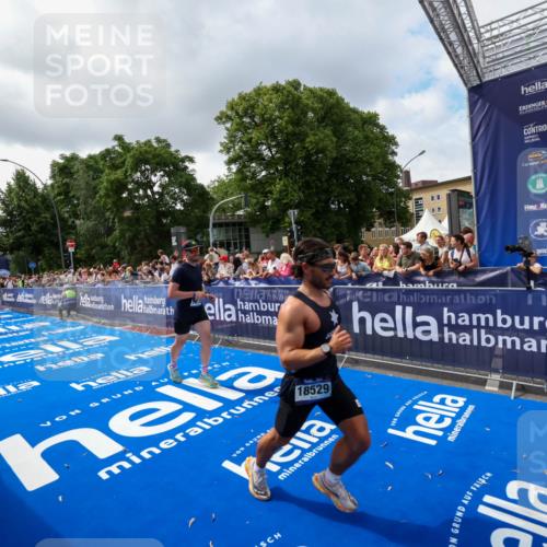 29.06.2025 - hella hamburg halbmarathon Zöllner http://msf.ph/oto/8402211 29.06.2025 10:37:59 Ziel 3480, 3530, 7229, 9643, 10793, 12915, 13900, 15303, 18103, 18529 meine-sportfotos.de