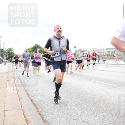 29.06.2025 - hella hamburg halbmarathon Lena Gebhardt http://msf.ph/oto/8402215 29.06.2025 10:58:14 Lombardsbrücke 2169, 0512, 1001, 1388, 1845, 2015, 2043, 2169, 2273, 2275, 2451, 2900, 3540, 3644, 3868, 3936, 4059, 4117, 4429, 5104, 5159, 5655, 5676, 5782, 5988, 6316, 6337, 6825, 7193, 7262, 7556, 7617, 7664, 7783, 7977, 7990, 8076, 8159, 8439, 8440, 8441, 8442, 8474, 8512, 8713, 8773, 8888, 9123, 9180, 9239, 9319, 9394, 9398, 9436, 9481, 9636, 9832, 10498 meine-sportfotos.de