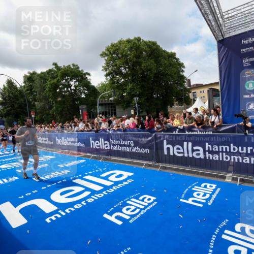 29.06.2025 - hella hamburg halbmarathon Zöllner http://msf.ph/oto/8402228 29.06.2025 10:38:01 Ziel 3480, 3530, 7229, 9643, 10793, 11952, 12915, 13900, 15303, 16698, 18103 meine-sportfotos.de