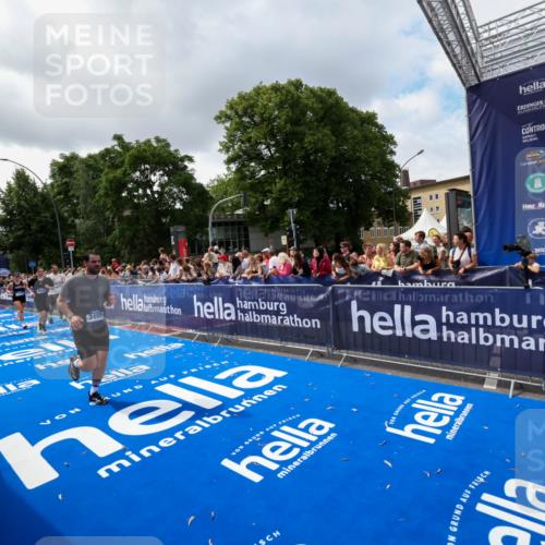 29.06.2025 - hella hamburg halbmarathon Zöllner http://msf.ph/oto/8402240 29.06.2025 10:38:02 Ziel 3480, 3530, 7229, 8091, 9643, 10793, 11049, 11952, 12915, 13900, 15303, 16698 meine-sportfotos.de