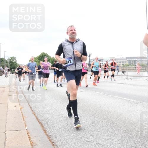 29.06.2025 - hella hamburg halbmarathon Lena Gebhardt http://msf.ph/oto/8402247 29.06.2025 10:58:15 Lombardsbrücke 512, 1001, 1388, 1845, 2015, 2043, 2169, 2273, 2275, 2451, 2900, 3540, 3644, 3868, 3936, 4059, 4117, 4429, 5104, 5159, 5655, 5676, 5782, 5988, 6316, 6337, 6825, 7193, 7262, 7556, 7617, 7664, 7783, 7870, 7977, 7990, 8076, 8439, 8440, 8441, 8442, 8474, 8512, 8713, 8773, 8888, 9123, 9180, 9239, 9319, 9394, 9398, 9436, 9481, 9636, 9832, 10498 meine-sportfotos.de