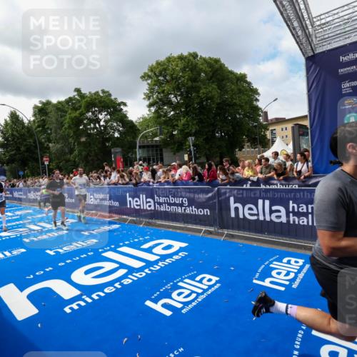 29.06.2025 - hella hamburg halbmarathon Zöllner http://msf.ph/oto/8402264 29.06.2025 10:38:03 Ziel 3480, 3530, 7229, 8091, 9643, 9944, 10793, 11049, 11952, 12915, 13900, 14274, 15303, 16698 meine-sportfotos.de