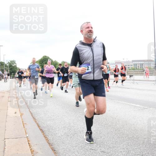 29.06.2025 - hella hamburg halbmarathon Lena Gebhardt http://msf.ph/oto/8402277 29.06.2025 10:58:15 Lombardsbrücke 2273, 2, 103, 1001, 1388, 1845, 2015, 2043, 2169, 2273, 2275, 2451, 2900, 3540, 3644, 3868, 3936, 4059, 4117, 4429, 5104, 5159, 5655, 5676, 5782, 5988, 6316, 6337, 6825, 7193, 7262, 7556, 7617, 7664, 7783, 7870, 7977, 7990, 8076, 8439, 8440, 8441, 8442, 8474, 8512, 8713, 8773, 8888, 9123, 9180, 9239, 9319, 9394, 9398, 9436, 9481, 9636, 9832, 10498 meine-sportfotos.de