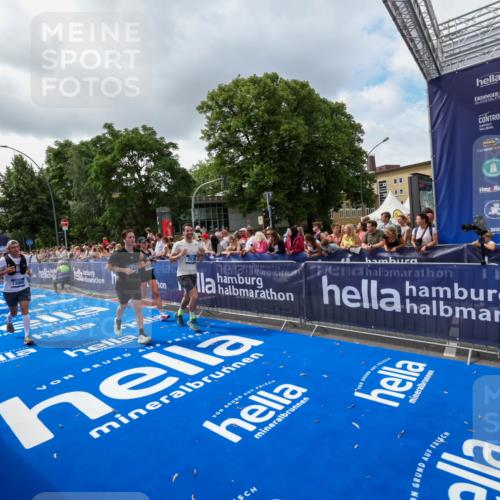 29.06.2025 - hella hamburg halbmarathon Zöllner http://msf.ph/oto/8402299 29.06.2025 10:38:03 Ziel 3480, 3530, 7229, 8091, 9643, 9944, 10793, 11049, 11952, 12915, 13900, 14274, 15303, 16698 meine-sportfotos.de