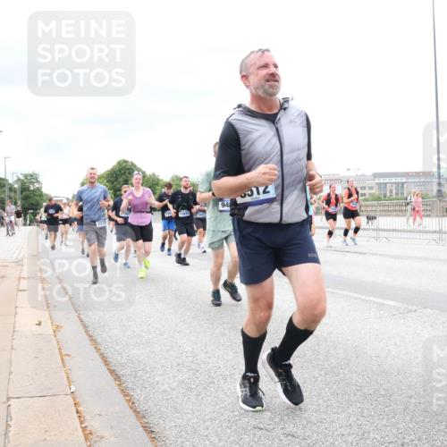 29.06.2025 - hella hamburg halbmarathon Lena Gebhardt http://msf.ph/oto/8402312 29.06.2025 10:58:15 Lombardsbrücke 2273, 11636, 94, 1001, 1388, 1845, 2015, 2043, 2169, 2273, 2275, 2451, 2900, 3540, 3644, 3868, 3936, 4059, 4117, 4429, 5104, 5159, 5655, 5676, 5782, 5988, 6316, 6337, 6825, 7193, 7262, 7556, 7617, 7664, 7783, 7870, 7977, 7990, 8076, 8439, 8440, 8441, 8442, 8474, 8512, 8713, 8773, 8888, 9123, 9180, 9239, 9319, 9394, 9398, 9436, 9481, 9636, 9832, 10498 meine-sportfotos.de