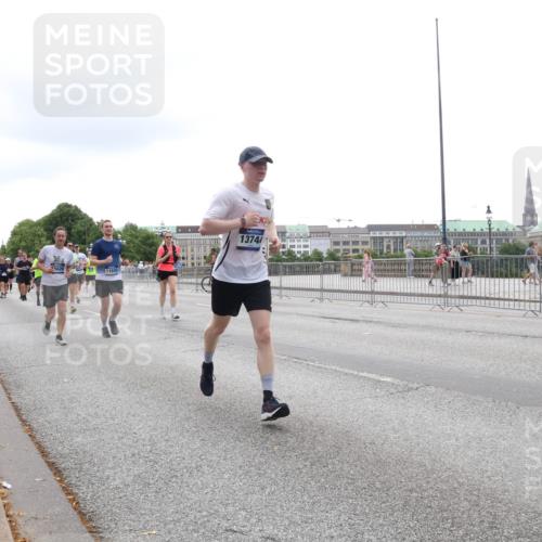 29.06.2025 - hella hamburg halbmarathon Lena Gebhardt http://msf.ph/oto/8402313 29.06.2025 10:50:05 Lombardsbrücke 11030, 2, 13744, 1040, 1041, 1487, 1511, 1888, 2212, 2466, 2862, 2997, 3203, 3701, 3710, 3805, 3897, 4090, 4168, 4870, 5076, 5119, 5552, 5694, 5749, 5751, 5997, 6680, 6694, 6830, 7305, 7339, 7366, 7679, 7721, 7722, 7755, 8065, 8254, 9015, 9162, 9605, 9940, 10060, 10286, 10403, 10617, 10683, 10704, 11030, 11426, 11696, 11716, 11760, 12079, 12124, 12388, 13127, 13128, 13309, 13381, 13744, 13764, 13846, 13887, 14144, 14505, 14545, 14692, 14940, 15626 meine-sportfotos.de