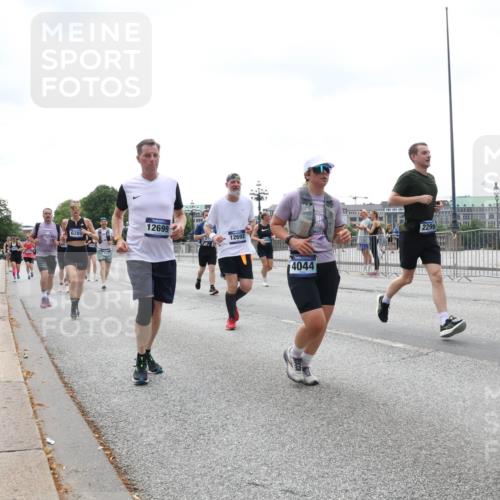 29.06.2025 - hella hamburg halbmarathon Lena Gebhardt http://msf.ph/oto/8402315 29.06.2025 10:40:53 Lombardsbrücke 4044, 1075, 1317, 1323, 1731, 2042, 2173, 2206, 2299, 2762, 2763, 2805, 2858, 3121, 3293, 3306, 3432, 3694, 4044, 4234, 4411, 4530, 4612, 4638, 4774, 4775, 4906, 4972, 5059, 5086, 5225, 5549, 5702, 5753, 6076, 6088, 6098, 6163, 6229, 6278, 6280, 6289, 6474, 6842, 7293, 7661, 7829, 7956, 8053, 8054, 8378, 8391, 8429, 8430, 8751, 8769, 9009, 9237, 9962, 10269, 10407, 10644, 10835, 11053 meine-sportfotos.de