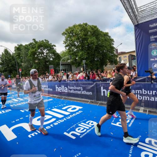 29.06.2025 - hella hamburg halbmarathon Zöllner http://msf.ph/oto/8402333 29.06.2025 10:38:05 Ziel 7229, 8091, 9643, 9944, 10793, 11049, 11952, 12915, 13900, 14274, 15303, 15382, 16698 meine-sportfotos.de