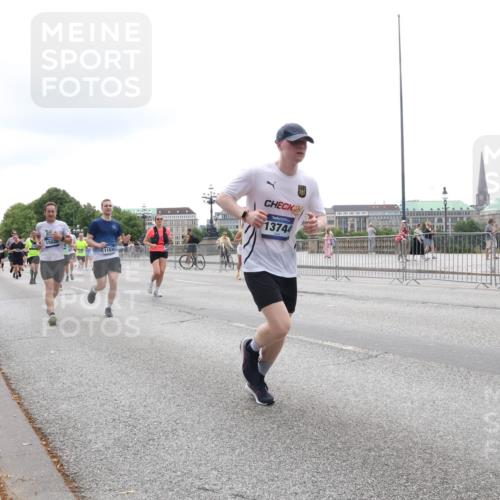 29.06.2025 - hella hamburg halbmarathon Lena Gebhardt http://msf.ph/oto/8402347 29.06.2025 10:50:05 Lombardsbrücke 11030, 24, 13744, 1040, 1041, 1487, 1511, 1888, 2212, 2466, 2862, 2997, 3203, 3701, 3710, 3805, 3897, 4090, 4168, 4870, 5076, 5119, 5552, 5694, 5749, 5751, 5997, 6680, 6694, 6830, 7305, 7339, 7366, 7679, 7721, 7722, 7755, 8065, 8254, 9015, 9162, 9605, 9940, 10060, 10286, 10403, 10617, 10683, 10704, 11030, 11426, 11696, 11716, 11760, 12079, 12124, 12388, 13127, 13128, 13309, 13381, 13744, 13764, 13846, 13887, 14144, 14505, 14545, 14692, 14940, 15626 meine-sportfotos.de