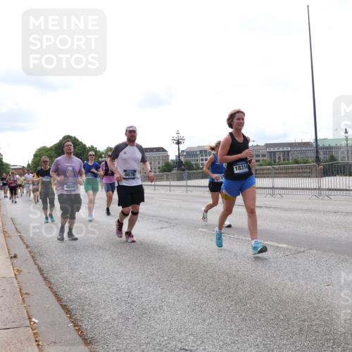 29.06.2025 - hella hamburg halbmarathon Lena Gebhardt http://msf.ph/oto/8402354 29.06.2025 10:23:55 Lombardsbrücke 15853, 4646, 15739, 8676, 18314, 1048, 1304, 1389, 1444, 1545, 2125, 2489, 3013, 3185, 3579, 4122, 4391, 4597, 4646, 4990, 4993, 5039, 5055, 5160, 5258, 5260, 5358, 5406, 5661, 5954, 6747, 7013, 7029, 7426, 7920, 8031, 8141, 8149, 8181, 8187, 8502, 8676, 8717, 9217, 9603, 9715, 10649, 11044, 11300, 11306, 11347, 11415, 11454, 11793, 12874, 13149, 14512, 14521, 15709, 15739, 15853, 16185, 16251, 17199 meine-sportfotos.de