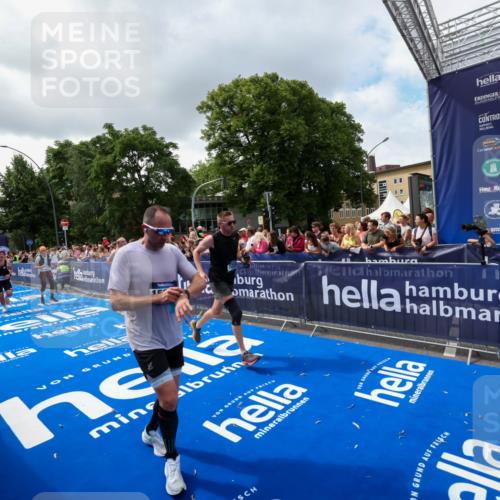 29.06.2025 - hella hamburg halbmarathon Zöllner http://msf.ph/oto/8402378 29.06.2025 10:38:06 Ziel 7229, 8091, 9944, 11049, 11952, 12915, 13900, 14274, 15303, 15382, 16698 meine-sportfotos.de
