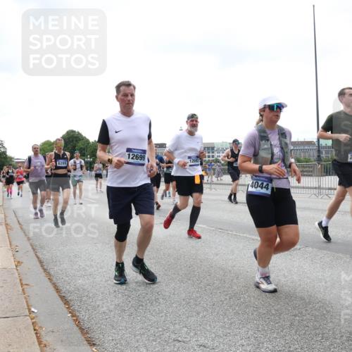 29.06.2025 - hella hamburg halbmarathon Lena Gebhardt http://msf.ph/oto/8402379 29.06.2025 10:40:54 Lombardsbrücke 12699, 12692, 6289, 4044, 2299, 1075, 1317, 1323, 1731, 2042, 2173, 2206, 2299, 2762, 2763, 2805, 2858, 3121, 3293, 3306, 3432, 3694, 4044, 4234, 4411, 4530, 4612, 4638, 4774, 4775, 4906, 4972, 5059, 5086, 5225, 5549, 5702, 5753, 6088, 6098, 6163, 6229, 6278, 6280, 6289, 6474, 6842, 7293, 7661, 7829, 7956, 8053, 8054, 8378, 8391, 8429, 8430, 8751, 8769, 9009, 9237, 9962, 10269, 10407, 10644, 10835, 11053 meine-sportfotos.de