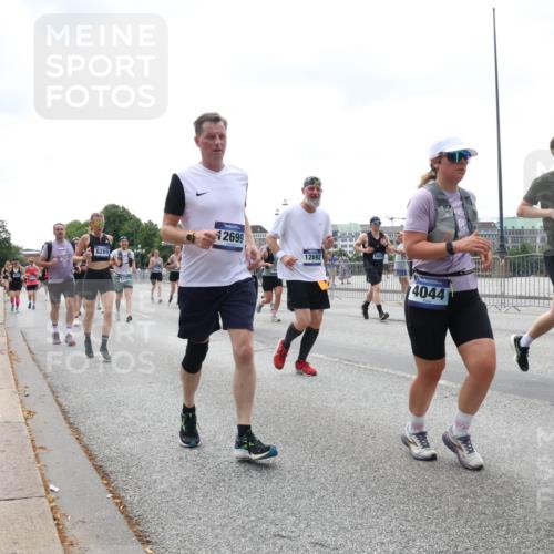 29.06.2025 - hella hamburg halbmarathon Lena Gebhardt http://msf.ph/oto/8402412 29.06.2025 10:40:54 Lombardsbrücke 6289, 12699, 12692, 4044, 2299, 1075, 1317, 1323, 1731, 2042, 2173, 2206, 2299, 2762, 2763, 2805, 2858, 3121, 3293, 3306, 3432, 3694, 4044, 4234, 4411, 4530, 4612, 4638, 4774, 4775, 4906, 4972, 5059, 5086, 5225, 5549, 5702, 5753, 6088, 6098, 6163, 6229, 6278, 6280, 6289, 6474, 6842, 7293, 7661, 7829, 7956, 8053, 8054, 8378, 8391, 8429, 8430, 8751, 8769, 9009, 9237, 9962, 10269, 10407, 10644, 10835, 11053 meine-sportfotos.de