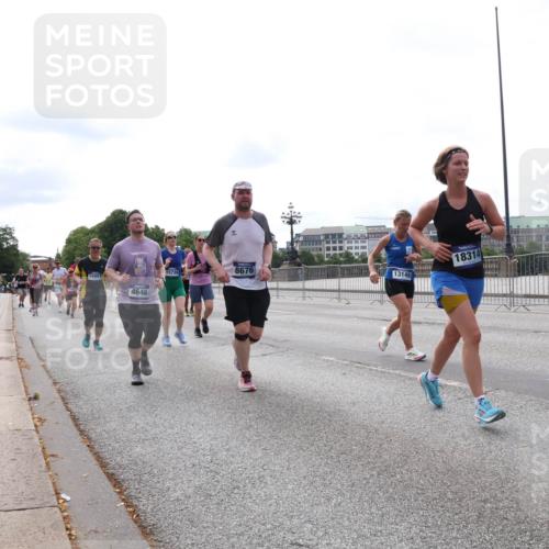 29.06.2025 - hella hamburg halbmarathon Lena Gebhardt http://msf.ph/oto/8402418 29.06.2025 10:23:55 Lombardsbrücke 18314, 15739, 8676, 13149, 15853, 4646, 1048, 1304, 1389, 1444, 1545, 2125, 2489, 3013, 3185, 3579, 4122, 4391, 4597, 4646, 4990, 4993, 5039, 5055, 5160, 5258, 5260, 5358, 5406, 5661, 5954, 6747, 7013, 7029, 7426, 7920, 8031, 8141, 8149, 8181, 8187, 8502, 8676, 8717, 9217, 9603, 9715, 10649, 11044, 11300, 11306, 11347, 11415, 11454, 11793, 12874, 13149, 14512, 14521, 15709, 15739, 15853, 16185, 16251, 17199 meine-sportfotos.de