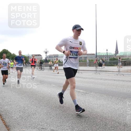 29.06.2025 - hella hamburg halbmarathon Lena Gebhardt http://msf.ph/oto/8402428 29.06.2025 10:50:05 Lombardsbrücke 11030, 24, 13744, 1040, 1041, 1487, 1511, 1888, 2212, 2466, 2862, 2997, 3203, 3701, 3710, 3805, 3897, 4090, 4168, 4870, 5076, 5119, 5552, 5694, 5749, 5751, 5997, 6680, 6694, 6830, 7305, 7339, 7366, 7679, 7721, 7722, 7755, 8065, 8254, 9015, 9162, 9605, 9940, 10060, 10286, 10403, 10617, 10683, 10704, 11030, 11426, 11696, 11716, 11760, 12079, 12124, 12388, 13127, 13128, 13309, 13381, 13744, 13764, 13846, 13887, 14144, 14505, 14545, 14692, 14940, 15626 meine-sportfotos.de