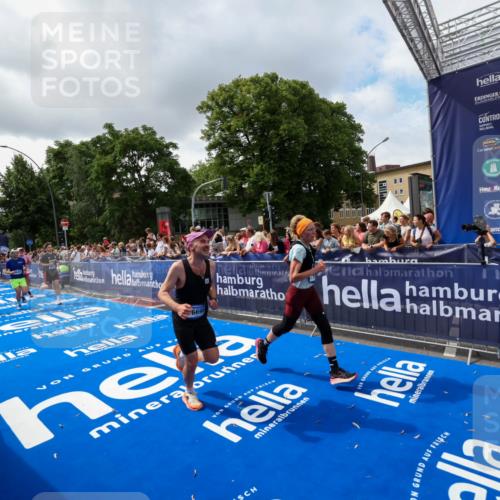 29.06.2025 - hella hamburg halbmarathon Zöllner http://msf.ph/oto/8402439 29.06.2025 10:38:08 Ziel 8091, 9944, 11049, 11952, 12915, 14274, 15382, 16698, 17623 meine-sportfotos.de