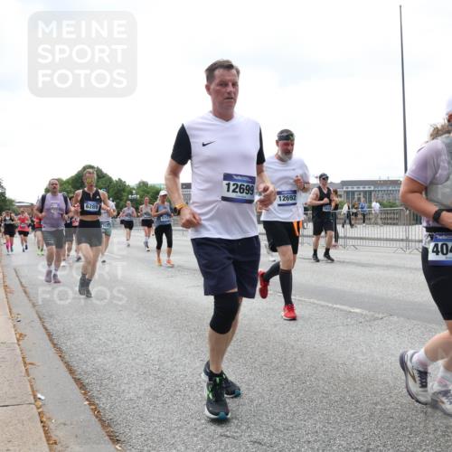 29.06.2025 - hella hamburg halbmarathon Lena Gebhardt http://msf.ph/oto/8402450 29.06.2025 10:40:54 Lombardsbrücke 6289, 842, 5753, 12699, 12692, 4044, 2299, 1075, 1317, 1323, 1731, 2042, 2173, 2206, 2299, 2762, 2763, 2805, 2858, 3121, 3293, 3306, 3432, 3694, 4044, 4234, 4411, 4530, 4612, 4638, 4774, 4775, 4906, 4972, 5059, 5086, 5225, 5549, 5702, 5753, 6088, 6098, 6163, 6229, 6278, 6280, 6289, 6474, 6842, 7293, 7661, 7829, 7956, 8053, 8054, 8378, 8391, 8429, 8430, 8751, 8769, 9009, 9237, 9962, 10269, 10407, 10644, 10835, 11053 meine-sportfotos.de