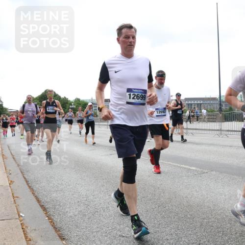 29.06.2025 - hella hamburg halbmarathon Lena Gebhardt http://msf.ph/oto/8402476 29.06.2025 10:40:54 Lombardsbrücke 6289, 12699, 12692, 4044, 1075, 1317, 1323, 1731, 2042, 2173, 2206, 2299, 2762, 2763, 2805, 2858, 3121, 3293, 3306, 3432, 3694, 4044, 4234, 4411, 4530, 4612, 4638, 4774, 4775, 4906, 4972, 5059, 5086, 5225, 5549, 5702, 5753, 6088, 6098, 6163, 6229, 6278, 6280, 6289, 6474, 6842, 7293, 7661, 7829, 7956, 8053, 8054, 8378, 8391, 8429, 8430, 8751, 8769, 9009, 9237, 9962, 10269, 10407, 10644, 10835, 11053 meine-sportfotos.de