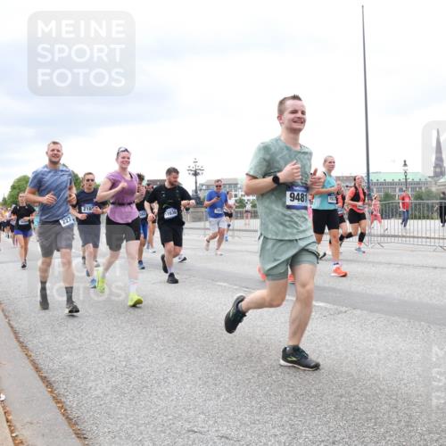 29.06.2025 - hella hamburg halbmarathon Lena Gebhardt http://msf.ph/oto/8402489 29.06.2025 10:58:16 Lombardsbrücke 94812, 1001, 1388, 1646, 1845, 2043, 2169, 2273, 2275, 2451, 2900, 3540, 3644, 3868, 3936, 4117, 4429, 5104, 5159, 5655, 5676, 5732, 5782, 5988, 6316, 6337, 6825, 7193, 7262, 7556, 7617, 7664, 7783, 7870, 7977, 7990, 8076, 8439, 8440, 8441, 8442, 8474, 8512, 8701, 8713, 8773, 8888, 9123, 9180, 9225, 9239, 9319, 9394, 9398, 9436, 9481, 9636, 9832, 10498 meine-sportfotos.de