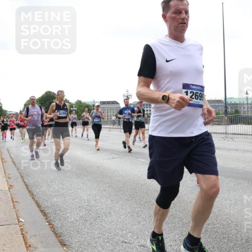 29.06.2025 - hella hamburg halbmarathon Lena Gebhardt http://msf.ph/oto/8402498 29.06.2025 10:40:55 Lombardsbrücke 6289, 5753, 12699, 1075, 1317, 1323, 1731, 2042, 2173, 2206, 2299, 2762, 2763, 2805, 2858, 3121, 3293, 3306, 3432, 3694, 4044, 4234, 4411, 4412, 4530, 4612, 4638, 4774, 4775, 4906, 4972, 5059, 5086, 5225, 5549, 5702, 5753, 6088, 6098, 6163, 6229, 6278, 6280, 6289, 6474, 6842, 7293, 7661, 7829, 7956, 8053, 8054, 8378, 8391, 8429, 8430, 8751, 8769, 8878, 9009, 9237, 9962, 10269, 10407, 10644, 10835, 11053 meine-sportfotos.de
