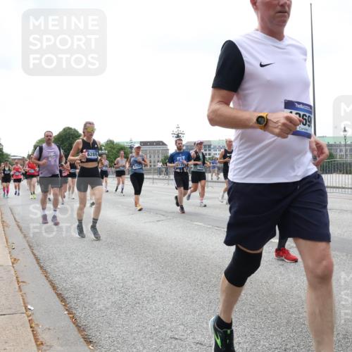 29.06.2025 - hella hamburg halbmarathon Lena Gebhardt http://msf.ph/oto/8402515 29.06.2025 10:40:55 Lombardsbrücke 6289, 5753, 1646, 1075, 1317, 1323, 1731, 2042, 2173, 2206, 2299, 2762, 2763, 2805, 2858, 3121, 3293, 3306, 3432, 3694, 4044, 4234, 4411, 4412, 4530, 4612, 4638, 4774, 4775, 4906, 4972, 5059, 5086, 5225, 5549, 5702, 5753, 6088, 6098, 6163, 6229, 6278, 6280, 6289, 6474, 6842, 7293, 7661, 7829, 7956, 8053, 8054, 8378, 8391, 8429, 8430, 8751, 8769, 8878, 9009, 9237, 9962, 10269, 10407, 10644, 10835, 11053 meine-sportfotos.de