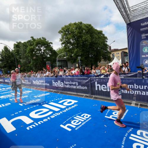 29.06.2025 - hella hamburg halbmarathon Zöllner http://msf.ph/oto/8402528 29.06.2025 10:38:11 Ziel 5091, 8091, 9944, 11049, 14274, 15382, 17623, 18986 meine-sportfotos.de