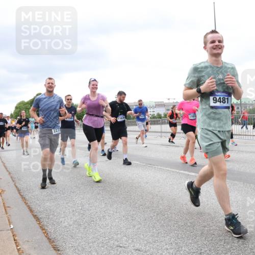 29.06.2025 - hella hamburg halbmarathon Lena Gebhardt http://msf.ph/oto/8402554 29.06.2025 10:58:16 Lombardsbrücke 16349, 2273, 169, 11636, 11615, 9481, 1001, 1388, 1646, 1845, 2043, 2169, 2273, 2275, 2451, 2900, 3540, 3644, 3868, 3936, 4117, 4429, 5104, 5159, 5655, 5676, 5732, 5782, 5988, 6316, 6337, 6825, 7193, 7262, 7556, 7617, 7664, 7783, 7870, 7977, 7990, 8076, 8439, 8440, 8441, 8442, 8474, 8512, 8701, 8713, 8773, 8888, 9123, 9180, 9225, 9239, 9319, 9394, 9398, 9436, 9481, 9636, 9832, 10498 meine-sportfotos.de