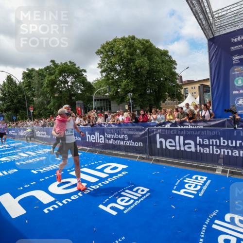29.06.2025 - hella hamburg halbmarathon Zöllner http://msf.ph/oto/8402557 29.06.2025 10:38:12 Ziel 5091, 7743, 9944, 14274, 15382, 17623, 18986 meine-sportfotos.de