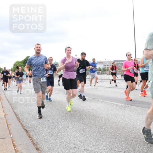 29.06.2025 - hella hamburg halbmarathon Lena Gebhardt http://msf.ph/oto/8402580 29.06.2025 10:58:16 Lombardsbrücke 16349, 2273, 2169, 11636, 11615, 1528, 948, 1001, 1388, 1646, 1845, 2043, 2169, 2273, 2275, 2451, 2900, 3540, 3644, 3868, 3936, 4117, 4429, 5104, 5159, 5655, 5676, 5732, 5782, 5988, 6316, 6337, 6825, 7193, 7262, 7556, 7617, 7664, 7783, 7870, 7977, 7990, 8076, 8439, 8440, 8441, 8442, 8474, 8512, 8701, 8713, 8773, 8888, 9123, 9180, 9225, 9239, 9319, 9394, 9398, 9436, 9481, 9636, 9832, 10498 meine-sportfotos.de